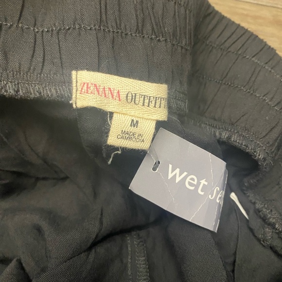 Zenana Outfitter Pleated Size Medium Black Shorts With Pockets and Belt
NWT - Picture 8 of 8